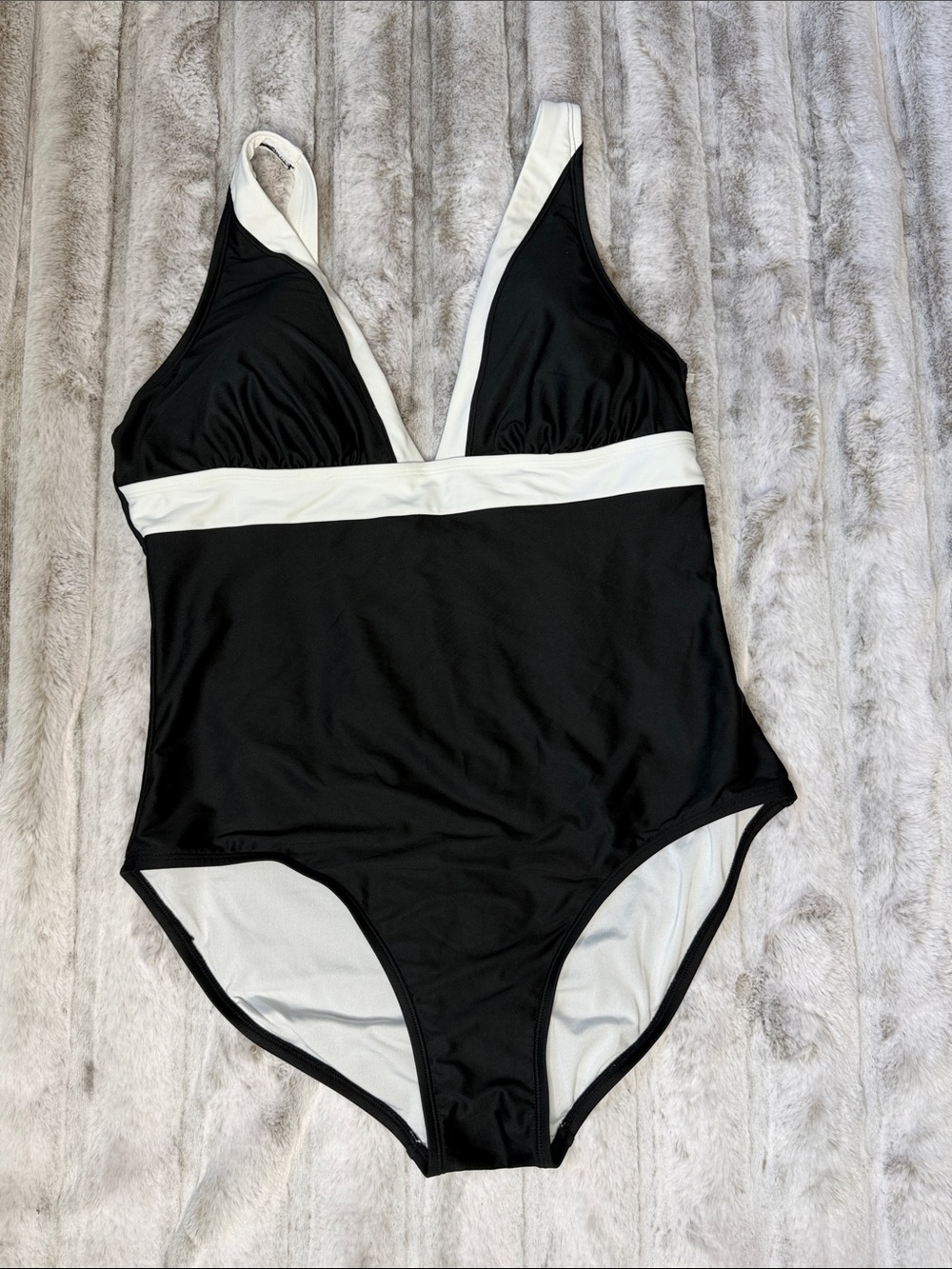 DKNY Black & White swimsuit size 18 - Picture 1 of 7